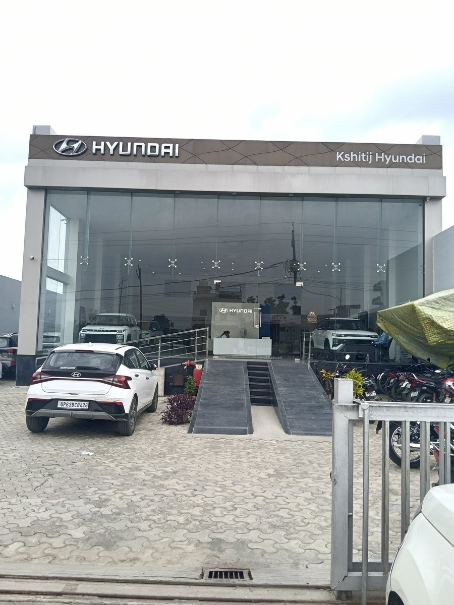 Mahindra SUV Showroom Display