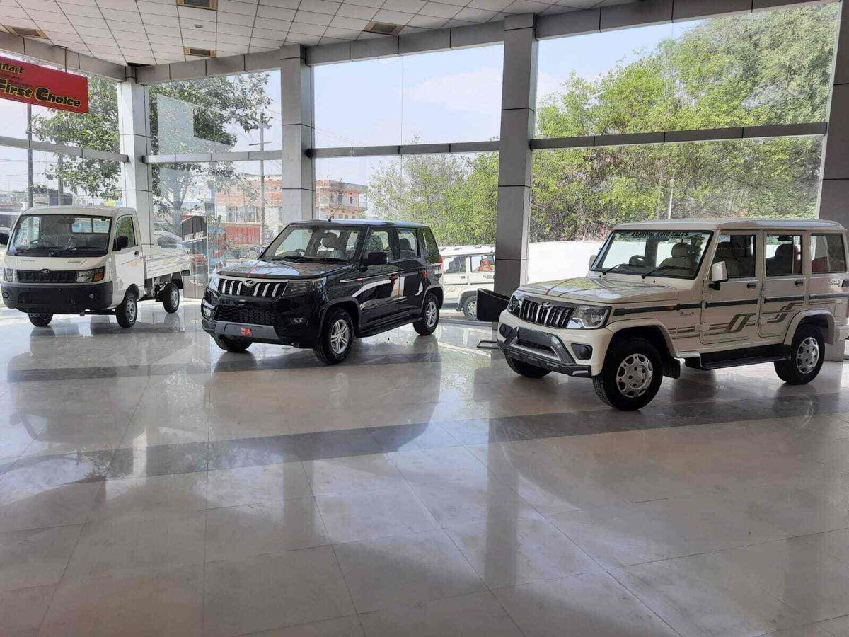 Agarwal Auto Sales Mahindra Showroom Front